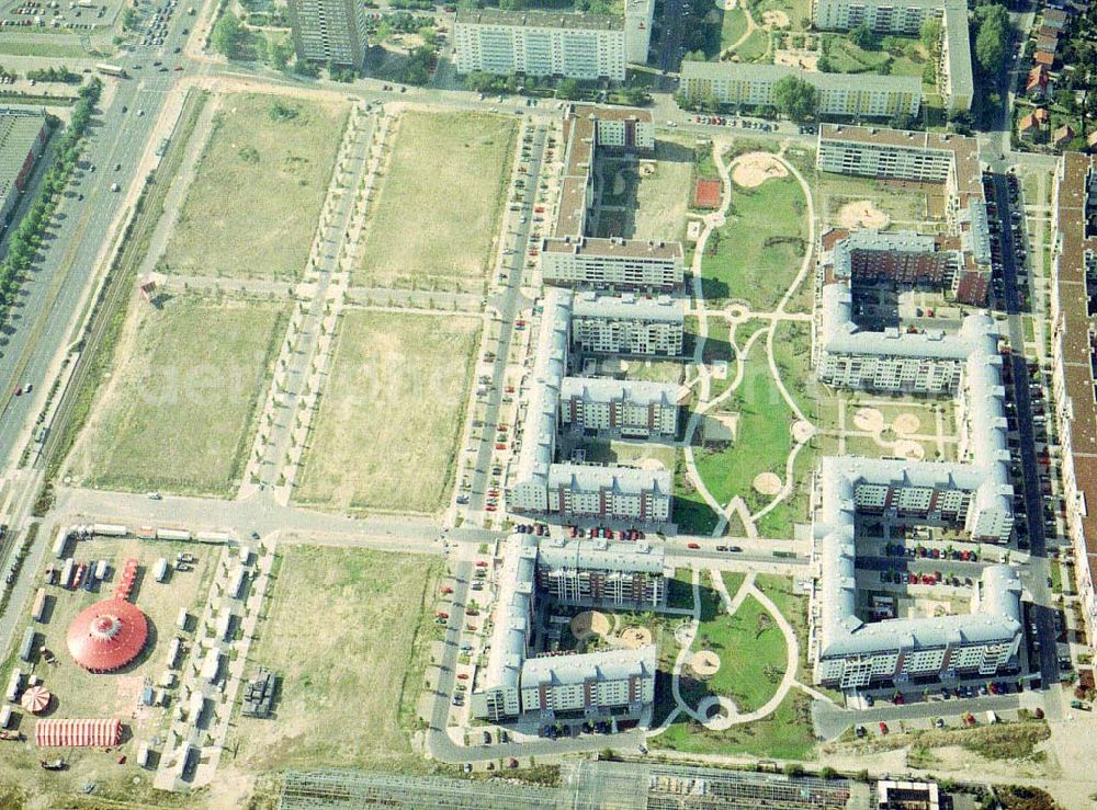 Berlin - Hohenschönhausen from above - Wohngebiet Weiße Taube der UG Max Aicher an der Landsberger Allee / Schalkauer Straße in Berlin - Hohenschönhausen. - mit dem Zirkus Arena auf dem Baufeld II