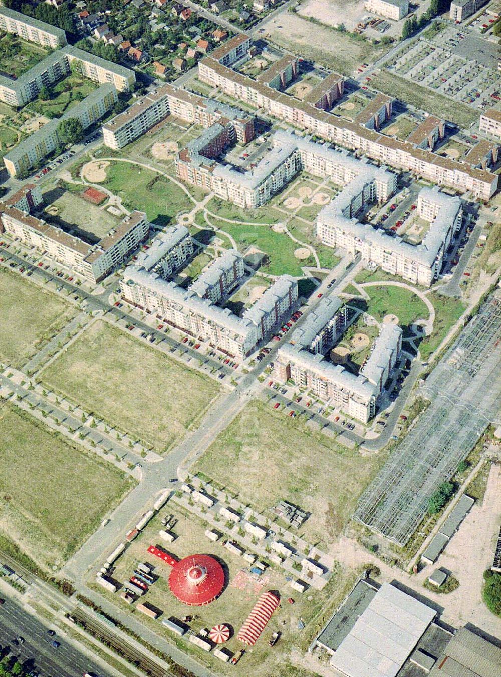 Aerial image Berlin - Hohenschönhausen - Wohngebiet Weiße Taube der UG Max Aicher an der Landsberger Allee / Schalkauer Straße in Berlin - Hohenschönhausen. - mit dem Zirkus Arena auf dem Baufeld II