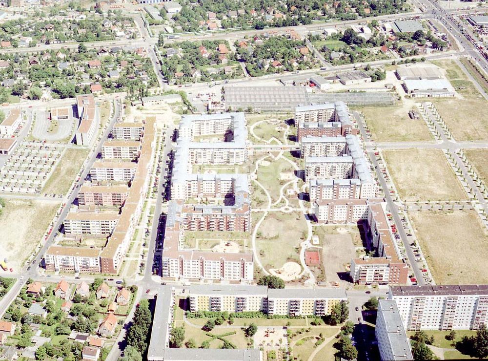 Aerial photograph Berlin - Hohenschönhausen - Wohngebiet Weiße Taube der Unternehmensgruppe Max Aicher Freilassing an der Schalkauer Straße in Berlin - Hohenschönhausen.