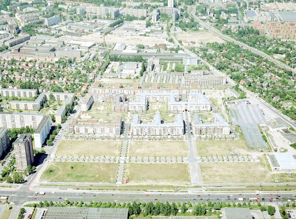 Aerial photograph Berlin - Hohenschönhausen - Wohngebiet Weiße Taube der Unternehmensgruppe Max Aicher Freilassing an der Schalkauer Straße in Berlin - Hohenschönhausen.