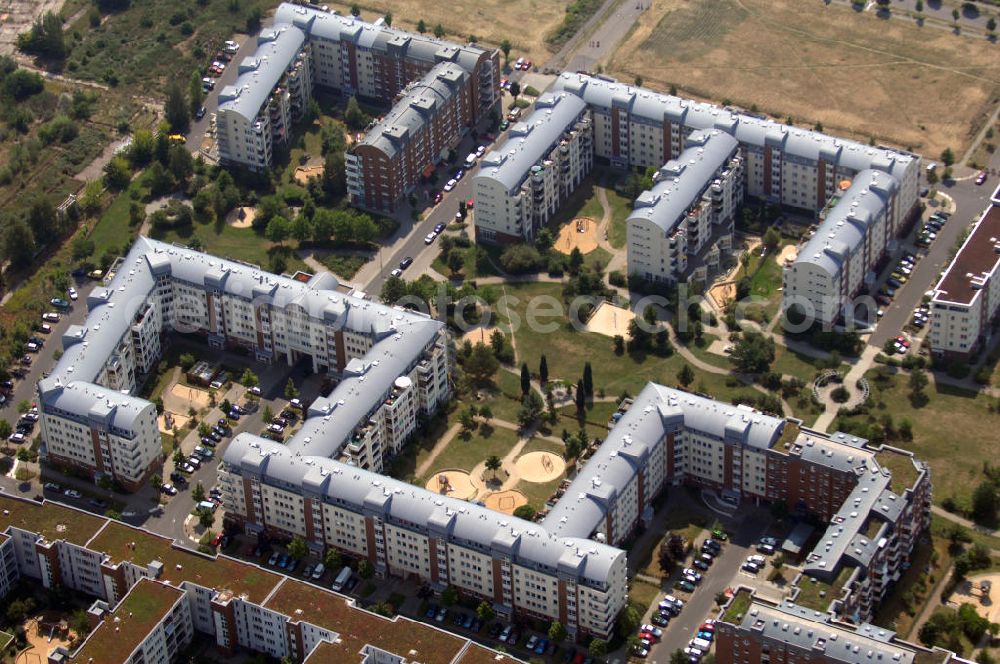 Berlin from above - Blick auf das Wohngebiet Weiße Taube an der Landsberger Allee / Schalkauer Strasse in Berlin - Hohenschönhausen.Auf dem Gelände einer ehemaligen Gärtnerei entstanden in raumklimatisch gesunder Ziegelbauweise geförderte 1,5 bis 4-Zimmerwohnungen von ca. 50 bis über 100 m², zwei Kindertagesstätten, Räumlichkeiten für eine gemischte gewerbliche Struktur: Geschäfte, Arztpraxen, Büros und gastronomische Betriebe - rundum ein umfassendes Güter- und Dienstleistungsangebot in einem weitgehen?????????????????????????????????????????????????????????????????????????????????????????????????????????????????????????????????????????????????????????????????????????????????????????