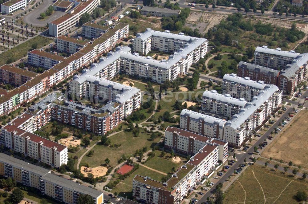 Berlin from above - Blick auf das Wohngebiet Weiße Taube an der Landsberger Allee / Schalkauer Strasse in Berlin - Hohenschönhausen.Auf dem Gelände einer ehemaligen Gärtnerei entstanden in raumklimatisch gesunder Ziegelbauweise geförderte 1,5 bis 4-Zimmerwohnungen von ca. 50 bis über 100 m², zwei Kindertagesstätten, Räumlichkeiten für eine gemischte gewerbliche Struktur: Geschäfte, Arztpraxen, Büros und gastronomische Betriebe - rundum ein umfassendes Güter- und Dienstleistungsangebot in einem weitgehen?????????????????????????????????????????????????????????????????????????????????????????????????????????????????????????????????????????????????????????????????????????????????????????