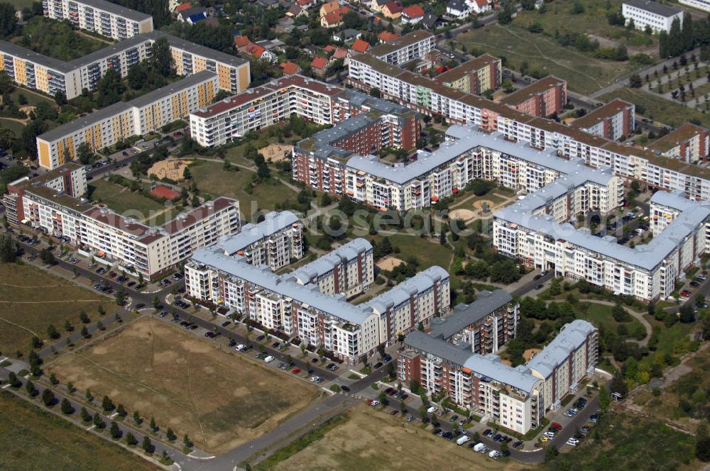 Berlin from above - Blick auf das Wohngebiet Weiße Taube an der Landsberger Allee / Schalkauer Strasse in Berlin - Hohenschönhausen.Auf dem Gelände einer ehemaligen Gärtnerei entstanden in raumklimatisch gesunder Ziegelbauweise geförderte 1,5 bis 4-Zimmerwohnungen von ca. 50 bis über 100 m², zwei Kindertagesstätten, Räumlichkeiten für eine gemischte gewerbliche Struktur: Geschäfte, Arztpraxen, Büros und gastronomische Betriebe - rundum ein umfassendes Güter- und Dienstleistungsangebot in einem weitgehen?????????????????????????????????????????????????????????????????????????????????????????????????????????????????????????????????????????????????????????????????????????????????????????