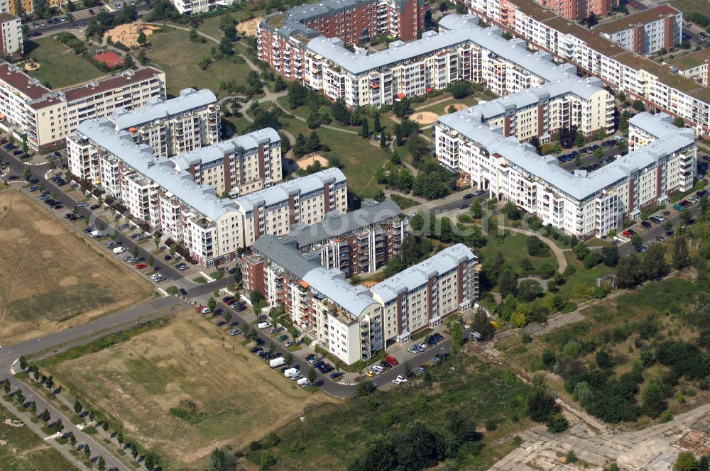 Berlin from above - Blick auf das Wohngebiet Weiße Taube an der Landsberger Allee / Schalkauer Strasse in Berlin - Hohenschönhausen.Auf dem Gelände einer ehemaligen Gärtnerei entstanden in raumklimatisch gesunder Ziegelbauweise geförderte 1,5 bis 4-Zimmerwohnungen von ca. 50 bis über 100 m², zwei Kindertagesstätten, Räumlichkeiten für eine gemischte gewerbliche Struktur: Geschäfte, Arztpraxen, Büros und gastronomische Betriebe - rundum ein umfassendes Güter- und Dienstleistungsangebot in einem weitgehen?????????????????????????????????????????????????????????????????????????????????????????????????????????????????????????????????????????????????????????????????????????????????????????