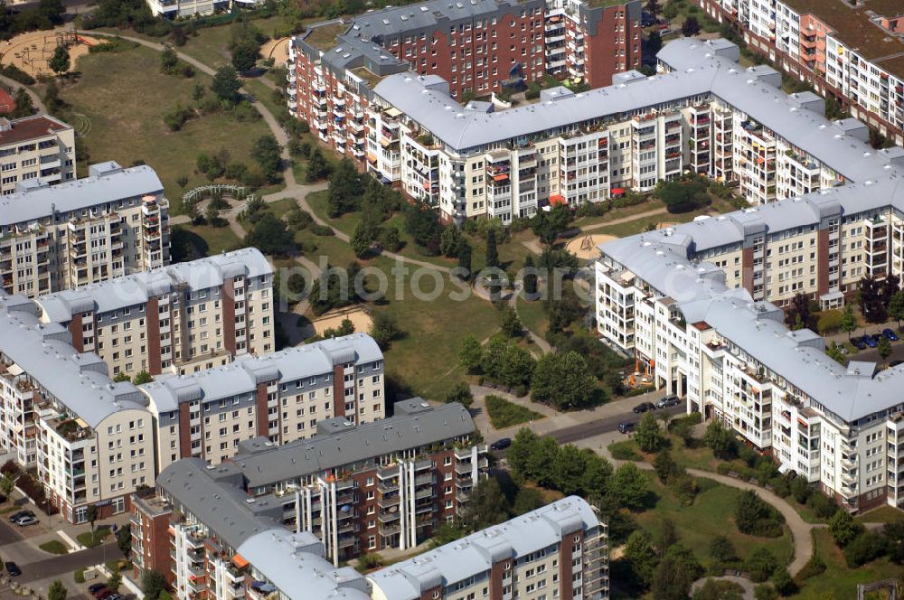 Aerial image Berlin - Blick auf das Wohngebiet Weiße Taube an der Landsberger Allee / Schalkauer Strasse in Berlin - Hohenschönhausen.Auf dem Gelände einer ehemaligen Gärtnerei entstanden in raumklimatisch gesunder Ziegelbauweise geförderte 1,5 bis 4-Zimmerwohnungen von ca. 50 bis über 100 m², zwei Kindertagesstätten, Räumlichkeiten für eine gemischte gewerbliche Struktur: Geschäfte, Arztpraxen, Büros und gastronomische Betriebe - rundum ein umfassendes Güter- und Dienstleistungsangebot in einem weitgehen?????????????????????????????????????????????????????????????????????????????????????????????????????????????????????????????????????????????????????????????????????????????????????????