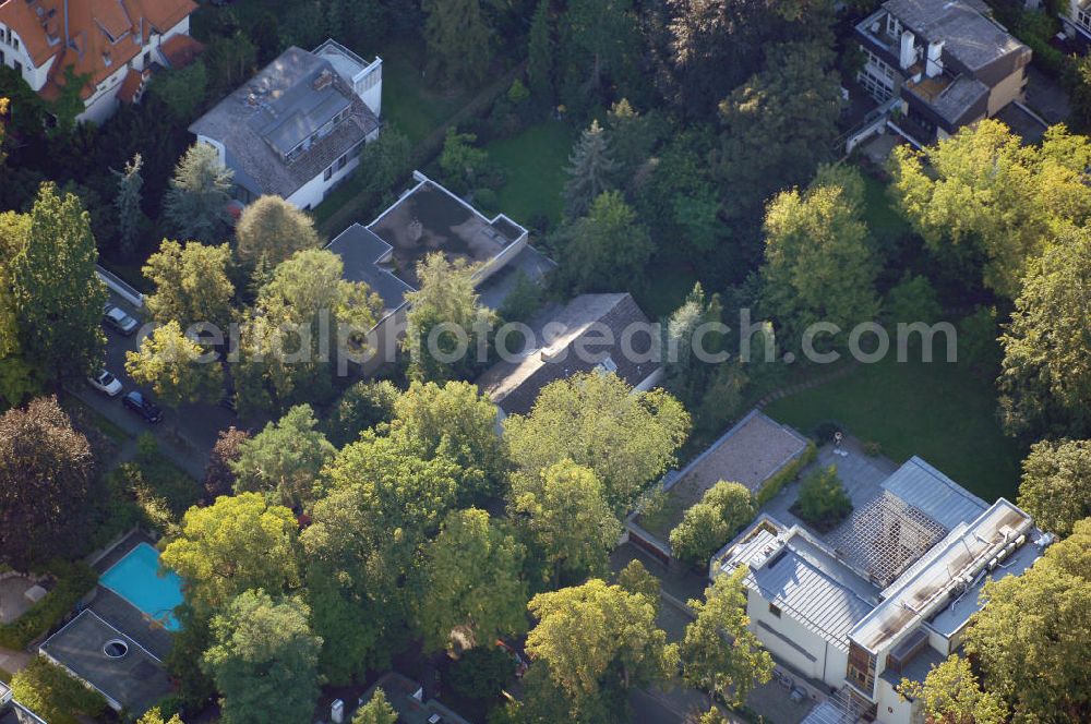 Aerial photograph Berlin - Blick auf das die Ein- und Mehrfamilienhäuser im Wohngebiet an der Winklerstrasse / Trabener Strasse in Berlin-Grunewald am Dianasee.