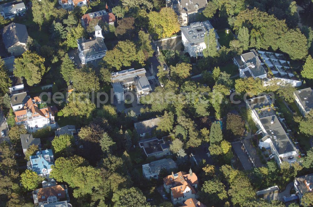 Berlin from the bird's eye view: Blick auf das die Ein- und Mehrfamilienhäuser im Wohngebiet an der Winklerstrasse / Trabener Strasse in Berlin-Grunewald am Dianasee.