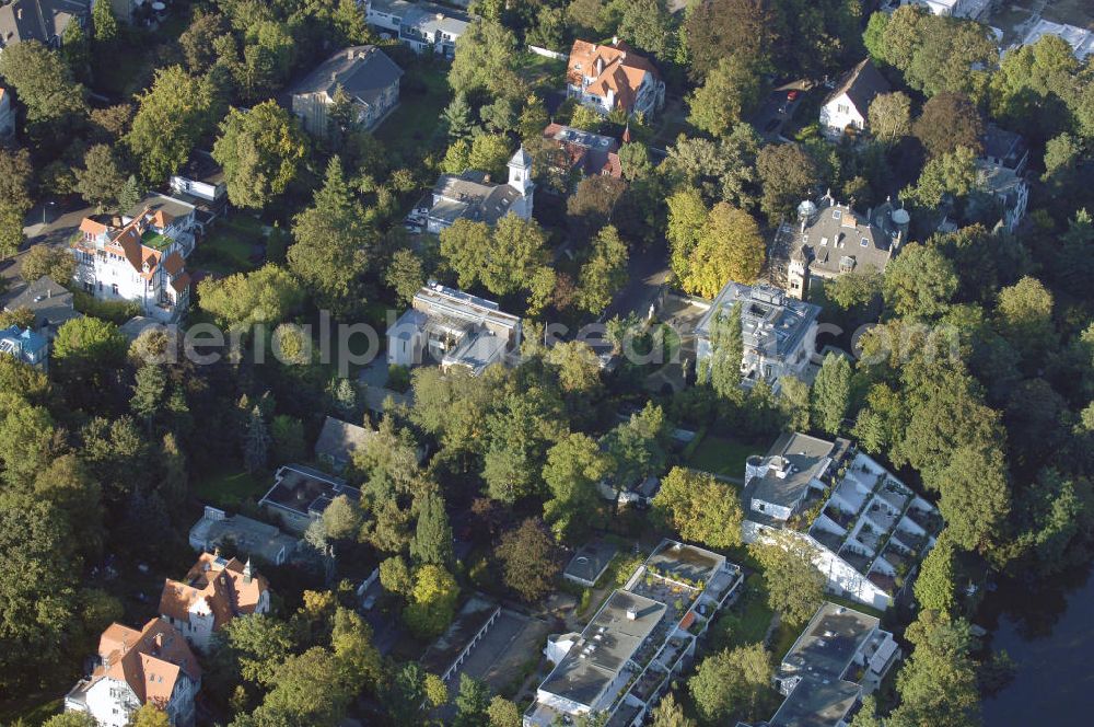 Aerial image Berlin - Blick auf das die Ein- und Mehrfamilienhäuser im Wohngebiet an der Winklerstrasse / Trabener Strasse in Berlin-Grunewald am Dianasee.