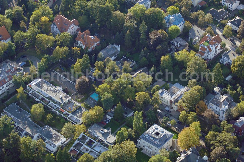 Aerial photograph Berlin - Blick auf das die Ein- und Mehrfamilienhäuser im Wohngebiet an der Winklerstrasse / Trabener Strasse in Berlin-Grunewald am Dianasee.