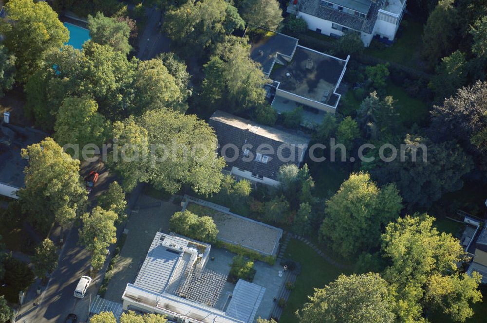 Berlin from the bird's eye view: Blick auf das die Ein- und Mehrfamilienhäuser im Wohngebiet an der Winklerstrasse / Trabener Strasse in Berlin-Grunewald am Dianasee.