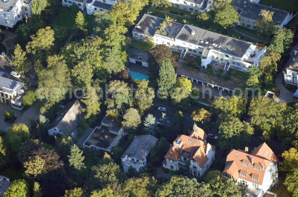 Aerial image Berlin - Blick auf das die Ein- und Mehrfamilienhäuser im Wohngebiet an der Winklerstrasse / Trabener Strasse in Berlin-Grunewald am Dianasee.