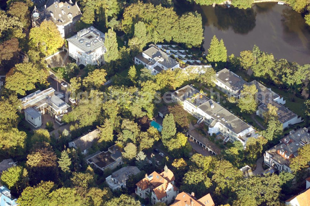 Aerial photograph Berlin - Blick auf das die Ein- und Mehrfamilienhäuser im Wohngebiet an der Winklerstrasse / Trabener Strasse in Berlin-Grunewald am Dianasee.