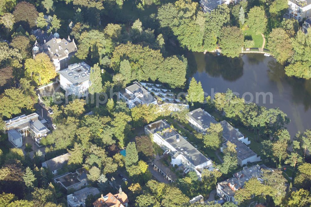 Berlin from above - Blick auf das die Ein- und Mehrfamilienhäuser im Wohngebiet an der Winklerstrasse / Trabener Strasse in Berlin-Grunewald am Dianasee.