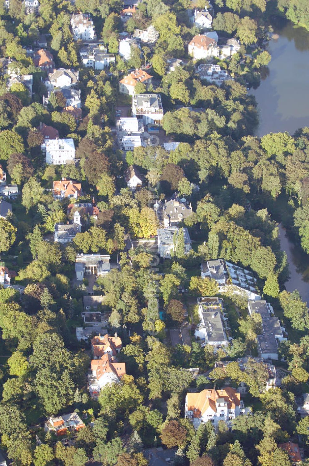 Berlin from the bird's eye view: Blick auf das die Ein- und Mehrfamilienhäuser im Wohngebiet an der Winklerstrasse / Trabener Strasse in Berlin-Grunewald am Dianasee.