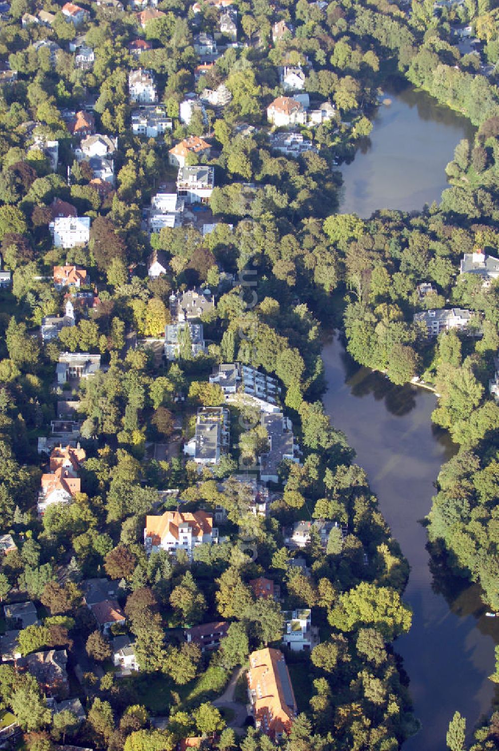 Aerial image Berlin - Blick auf das die Ein- und Mehrfamilienhäuser im Wohngebiet an der Winklerstrasse / Trabener Strasse in Berlin-Grunewald am Dianasee.