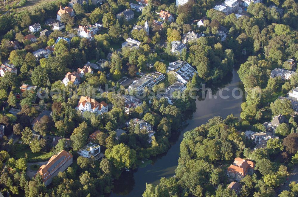 Aerial photograph Berlin - Blick auf das die Ein- und Mehrfamilienhäuser im Wohngebiet an der Winklerstrasse / Trabener Strasse in Berlin-Grunewald am Dianasee.