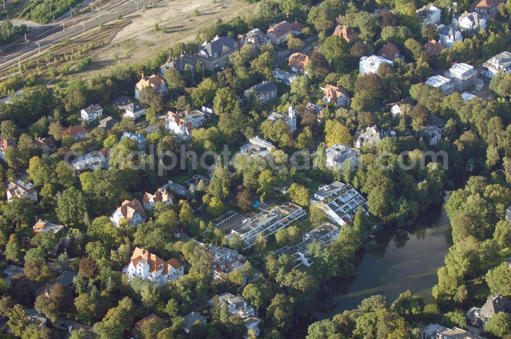 Berlin from above - Blick auf das die Ein- und Mehrfamilienhäuser im Wohngebiet an der Winklerstrasse / Trabener Strasse in Berlin-Grunewald am Dianasee.