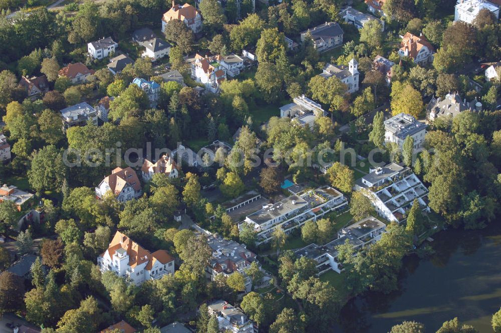 Berlin from the bird's eye view: Blick auf das die Ein- und Mehrfamilienhäuser im Wohngebiet an der Winklerstrasse / Trabener Strasse in Berlin-Grunewald am Dianasee.