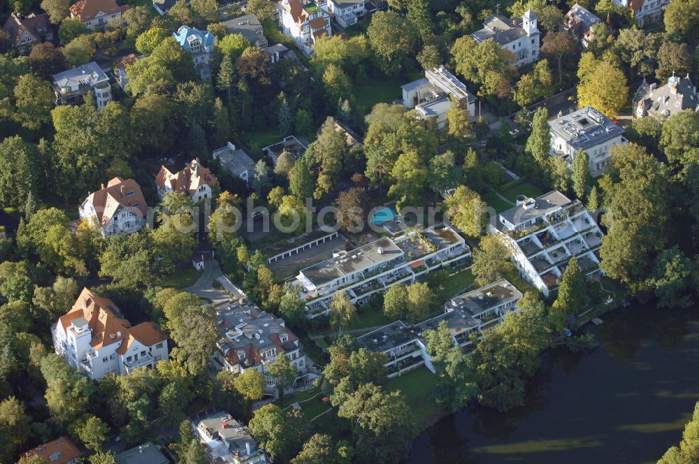 Aerial image Berlin - Blick auf das die Ein- und Mehrfamilienhäuser im Wohngebiet an der Winklerstrasse / Trabener Strasse in Berlin-Grunewald am Dianasee.