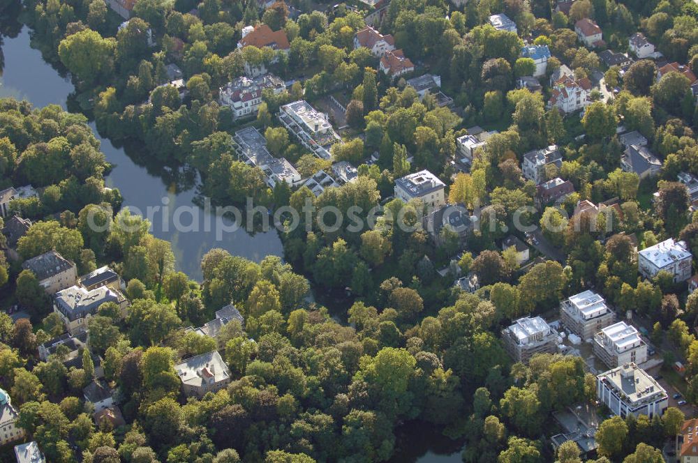 Aerial photograph Berlin - Blick auf das die Ein- und Mehrfamilienhäuser im Wohngebiet an der Winklerstrasse / Trabener Strasse in Berlin-Grunewald am Dianasee.