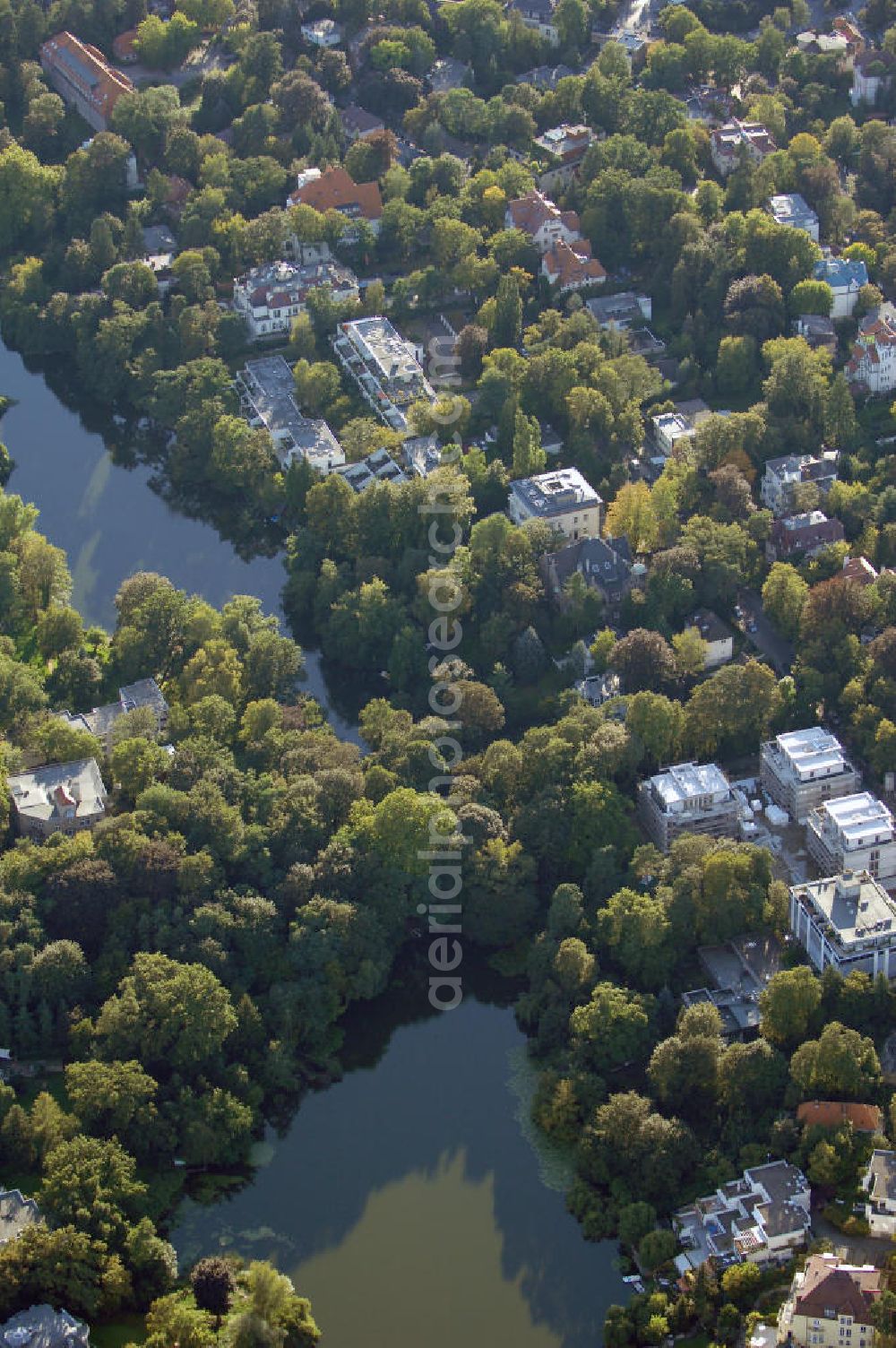 Berlin from above - Blick auf das die Ein- und Mehrfamilienhäuser im Wohngebiet an der Winklerstrasse / Trabener Strasse in Berlin-Grunewald am Dianasee.