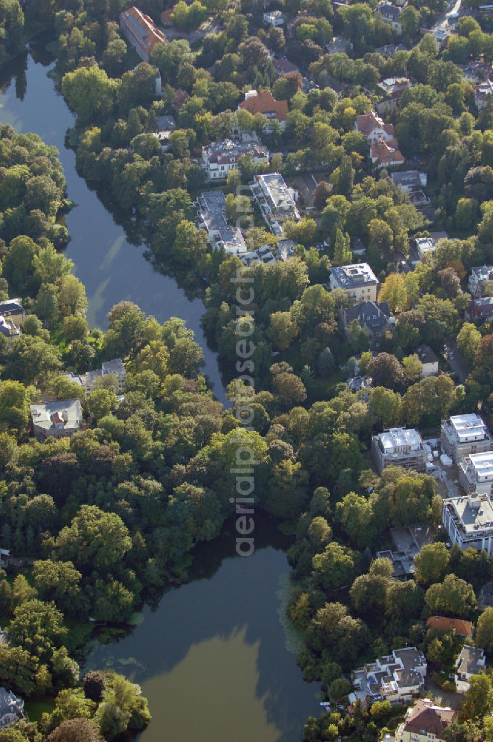 Berlin from the bird's eye view: Blick auf das die Ein- und Mehrfamilienhäuser im Wohngebiet an der Winklerstrasse / Trabener Strasse in Berlin-Grunewald am Dianasee.