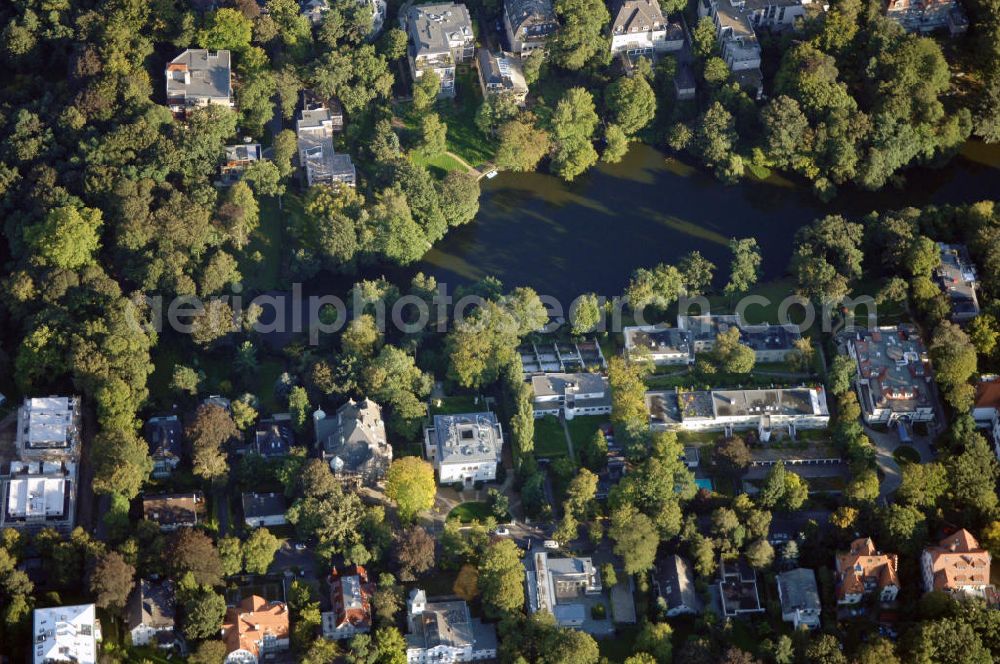 Aerial image Berlin - Blick auf das die Ein- und Mehrfamilienhäuser im Wohngebiet an der Winklerstrasse / Trabener Strasse in Berlin-Grunewald am Dianasee.