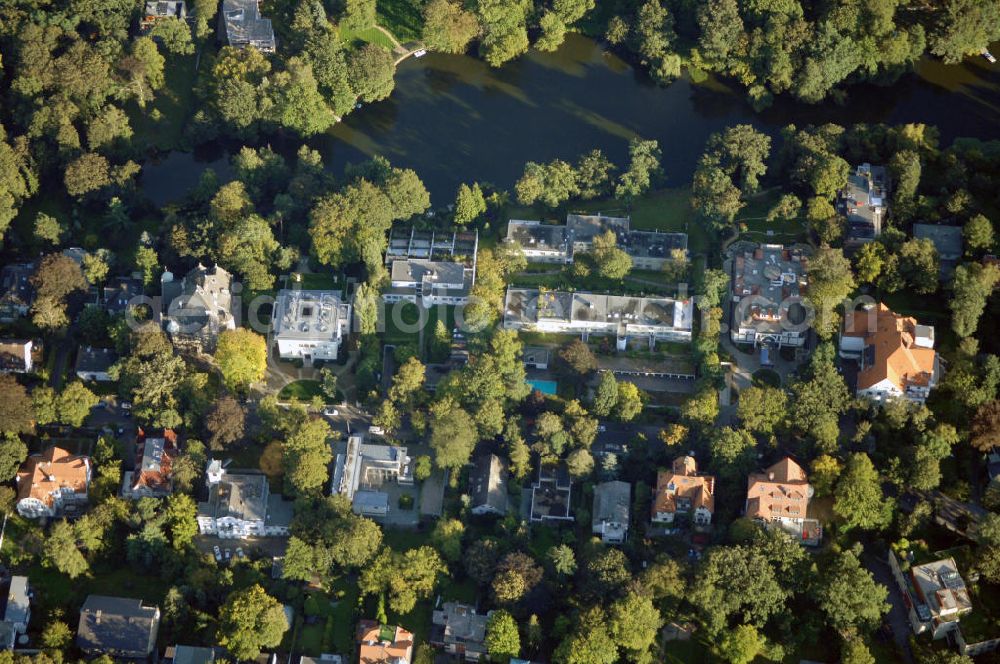 Aerial photograph Berlin - Blick auf das die Ein- und Mehrfamilienhäuser im Wohngebiet an der Winklerstrasse / Trabener Strasse in Berlin-Grunewald am Dianasee.