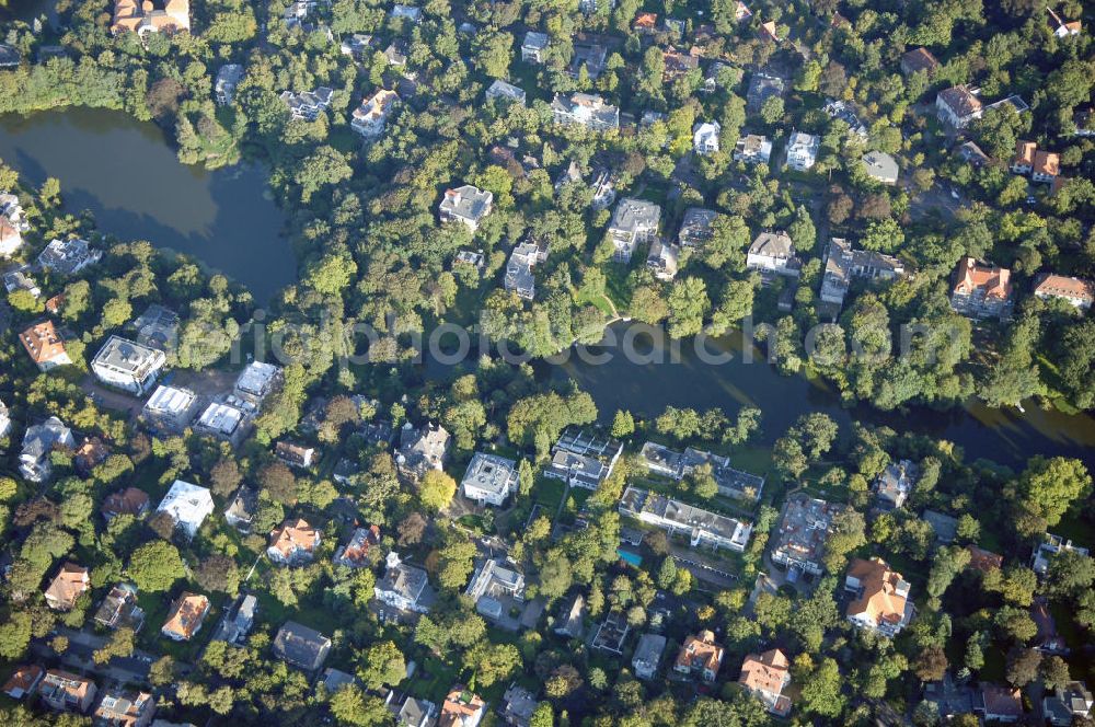 Berlin from above - Blick auf das die Ein- und Mehrfamilienhäuser im Wohngebiet an der Winklerstrasse / Trabener Strasse in Berlin-Grunewald am Dianasee.