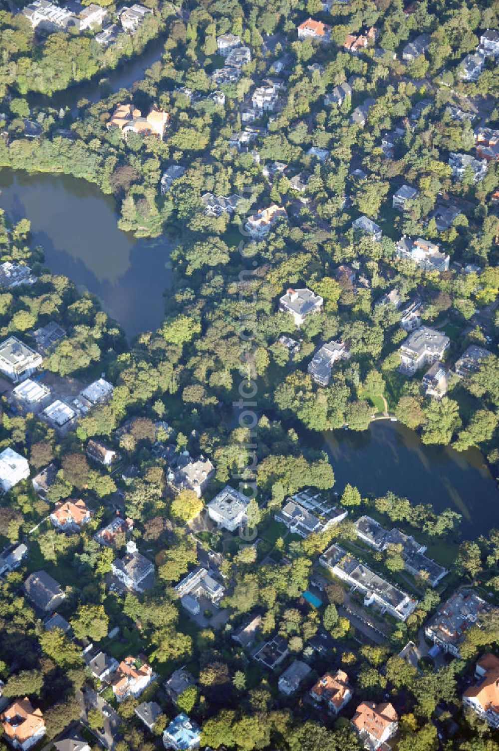 Berlin from the bird's eye view: Blick auf das die Ein- und Mehrfamilienhäuser im Wohngebiet an der Winklerstrasse / Trabener Strasse in Berlin-Grunewald am Dianasee.