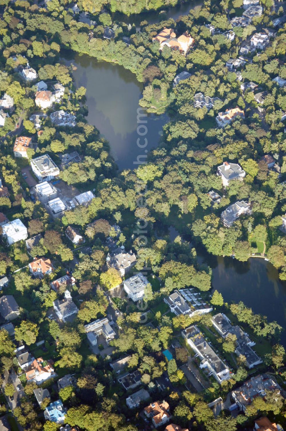 Aerial image Berlin - Blick auf das die Ein- und Mehrfamilienhäuser im Wohngebiet an der Winklerstrasse / Trabener Strasse in Berlin-Grunewald am Dianasee.