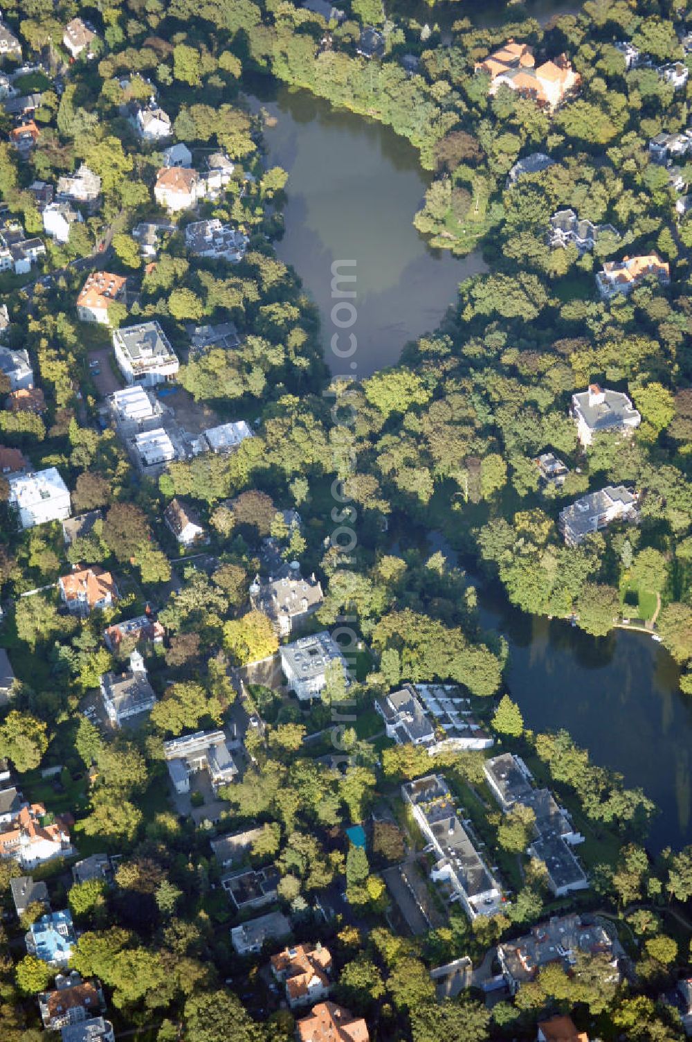 Aerial photograph Berlin - Blick auf das die Ein- und Mehrfamilienhäuser im Wohngebiet an der Winklerstrasse / Trabener Strasse in Berlin-Grunewald am Dianasee.