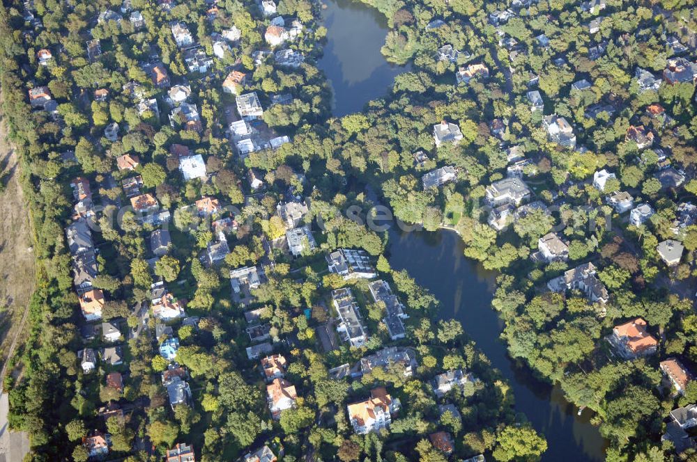 Berlin from above - Blick auf das die Ein- und Mehrfamilienhäuser im Wohngebiet an der Winklerstrasse / Trabener Strasse in Berlin-Grunewald am Dianasee.