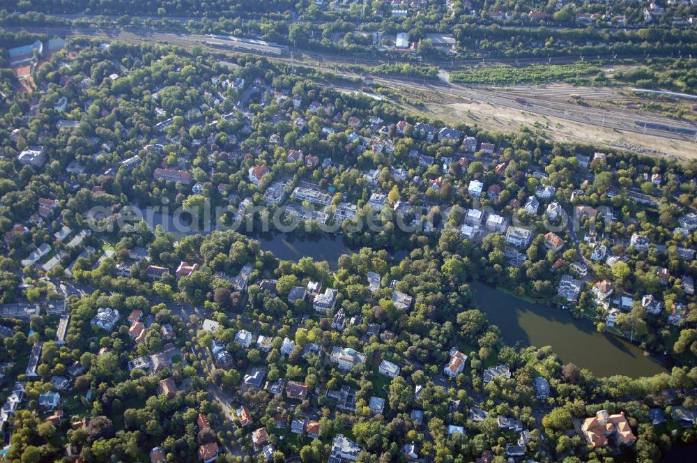 Aerial image Berlin - Blick auf das die Ein- und Mehrfamilienhäuser im Wohngebiet an der Winklerstrasse / Trabener Strasse in Berlin-Grunewald am Dianasee.