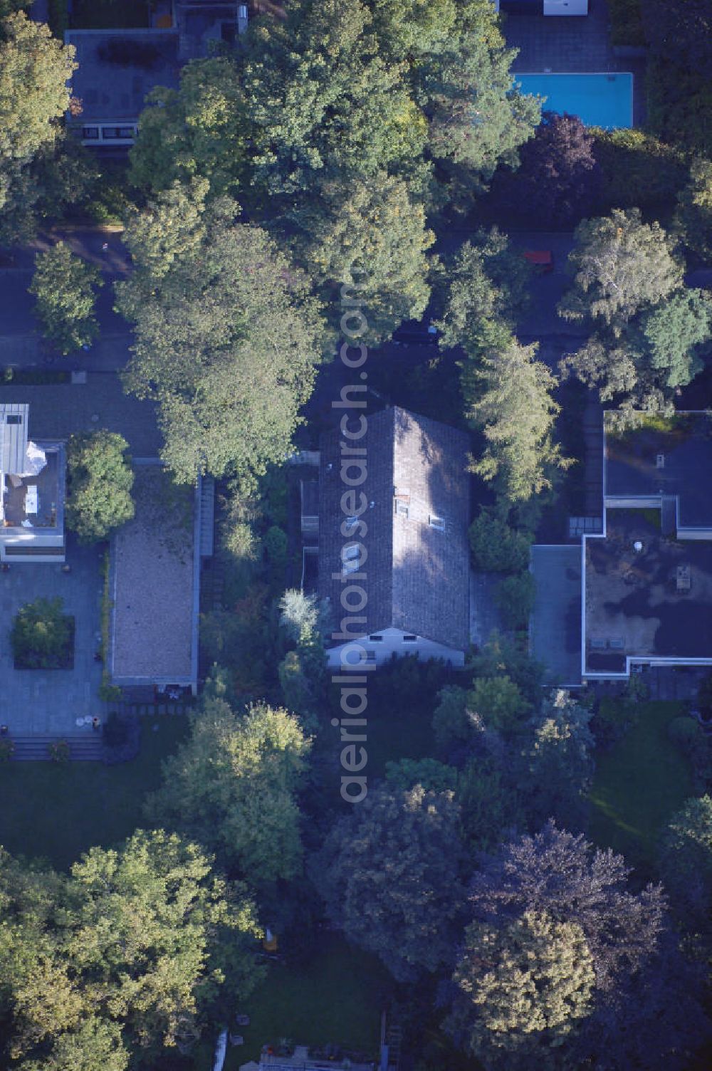 Berlin from above - Blick auf das die Ein- und Mehrfamilienhäuser im Wohngebiet an der Winklerstrasse / Trabener Strasse in Berlin-Grunewald am Dianasee.