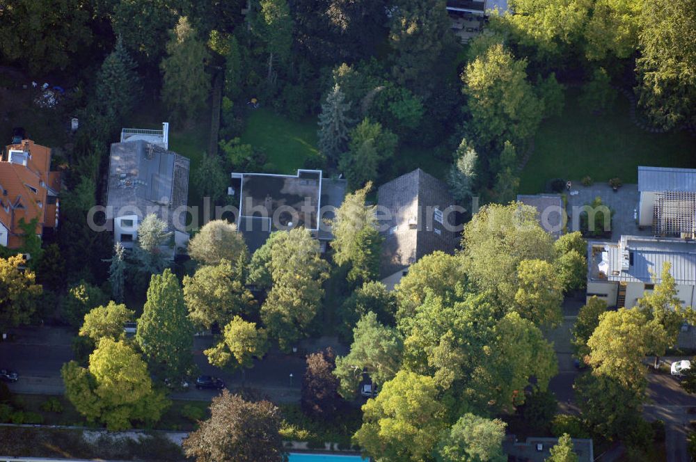 Berlin from the bird's eye view: Blick auf das die Ein- und Mehrfamilienhäuser im Wohngebiet an der Winklerstrasse / Trabener Strasse in Berlin-Grunewald am Dianasee.