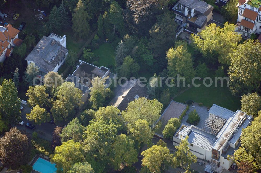 Aerial image Berlin - Blick auf das die Ein- und Mehrfamilienhäuser im Wohngebiet an der Winklerstrasse / Trabener Strasse in Berlin-Grunewald am Dianasee.