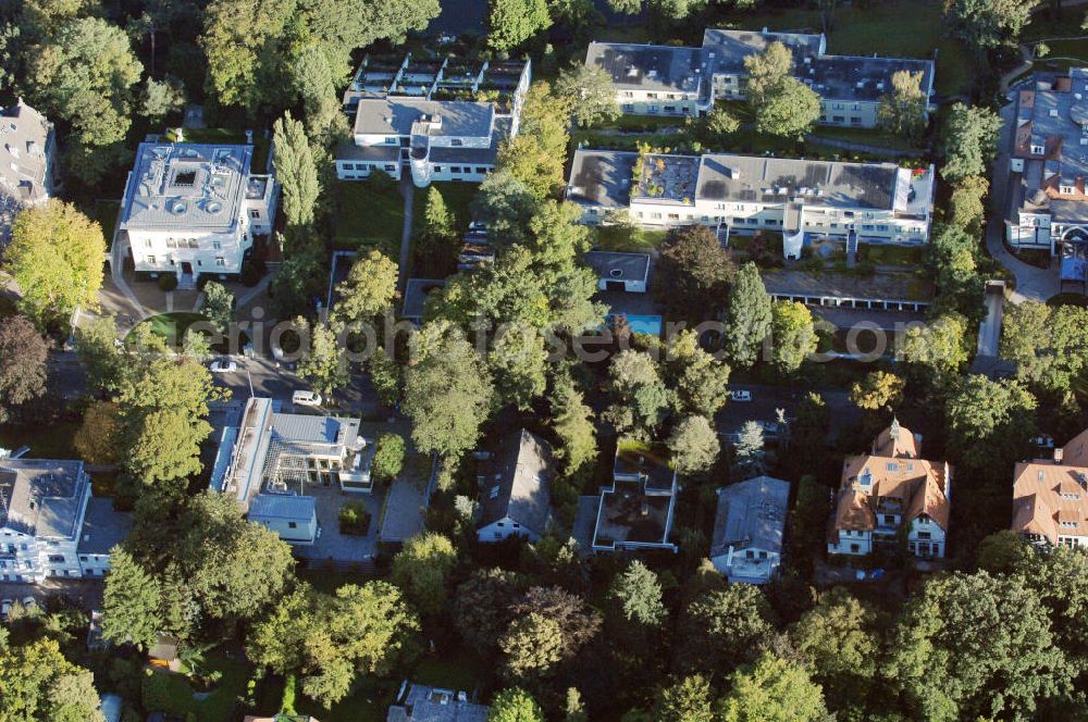 Aerial photograph Berlin - Blick auf das die Ein- und Mehrfamilienhäuser im Wohngebiet an der Winklerstrasse / Trabener Strasse in Berlin-Grunewald am Dianasee.