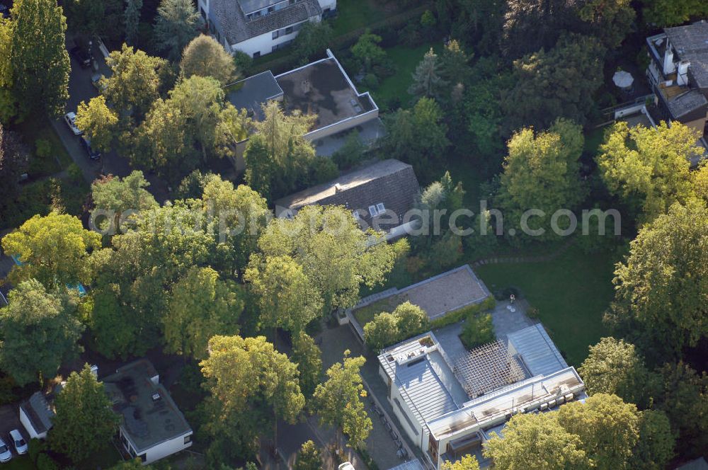 Berlin from above - Blick auf das die Ein- und Mehrfamilienhäuser im Wohngebiet an der Winklerstrasse / Trabener Strasse in Berlin-Grunewald am Dianasee.