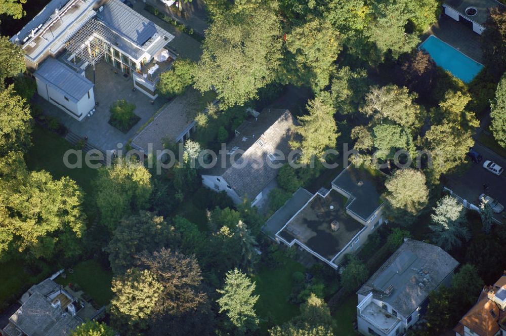 Aerial image Berlin - Blick auf das die Ein- und Mehrfamilienhäuser im Wohngebiet an der Winklerstrasse / Trabener Strasse in Berlin-Grunewald am Dianasee.