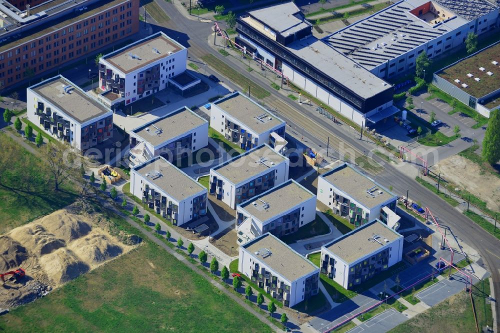 Aerial photograph Berlin - Residential area in Adlershof in Berlin in Germany. Adlershof consists of the technology park and industrial area and wide green areas and residential estates. Elaborate architecture is characteristic for the economy location. The residential area is located amidst companies and office buildings on Karl-Ziegler-Strasse