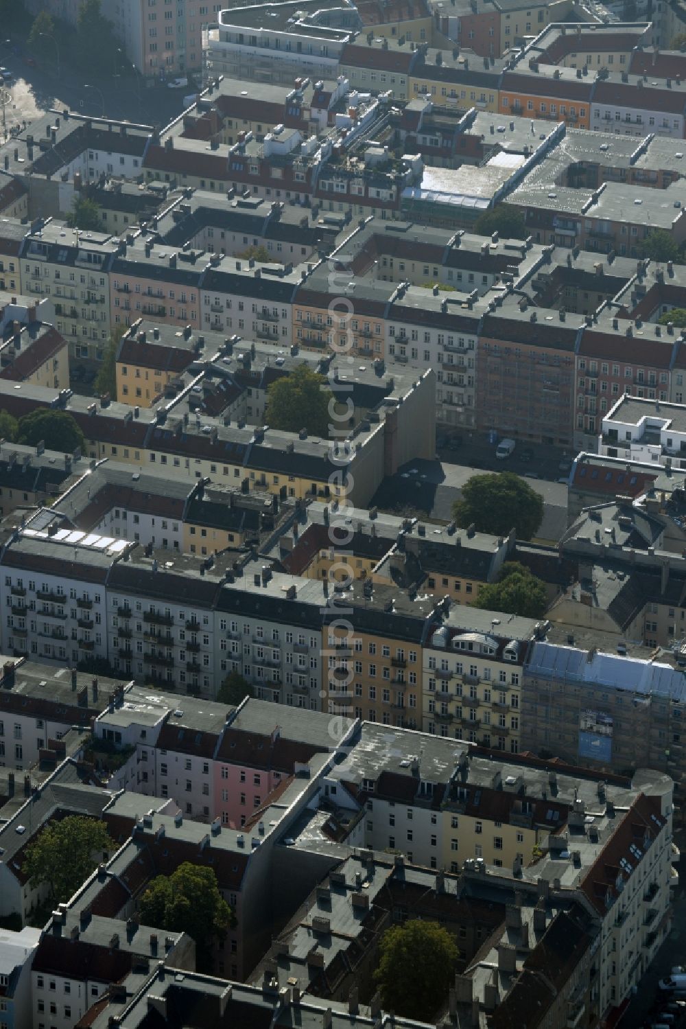 Berlin from the bird's eye view: Residential area and residential complex in the district Friedrichshain in Berlin in Germany. The estate is located between Matternstrasse and Strassmannstrasse