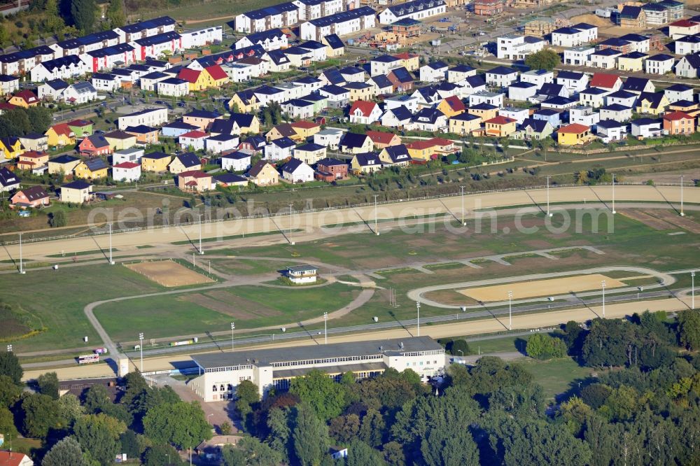 Aerial photograph Berlin Treptow - Köpenick - Housing area Carlsgarten between the rail station and the trotting course Karlshorst