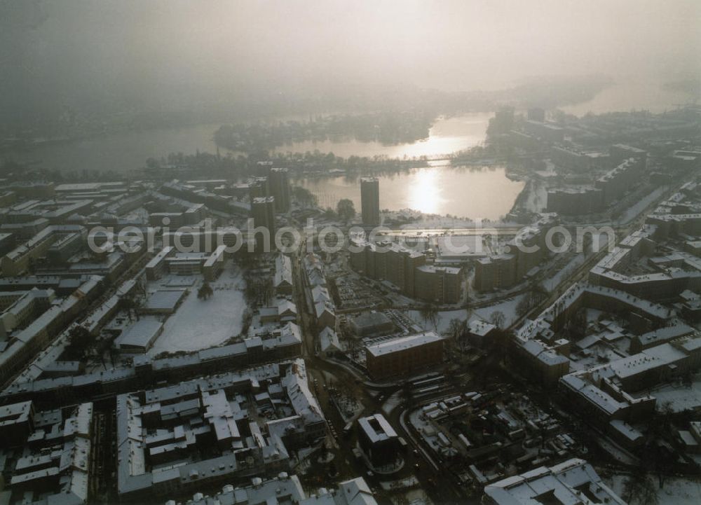 Potsdam from above - Blick über den winterlich verschneiten Luisenplatz mit dem Brandenburger Tor auf das Wohngebiet um die Zeppelinstraße und die Schoppenhauer Straße in Potsdam. Im Hintergrund Templiner See.