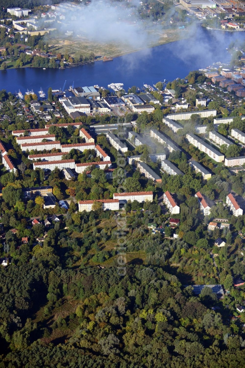 Aerial image Berlin - View of a residential area between Dregerhoffstrasse and Lienhardweg with green space of the Koepenick city forest in Berlin. The houses are located near the banks of the river Dahme