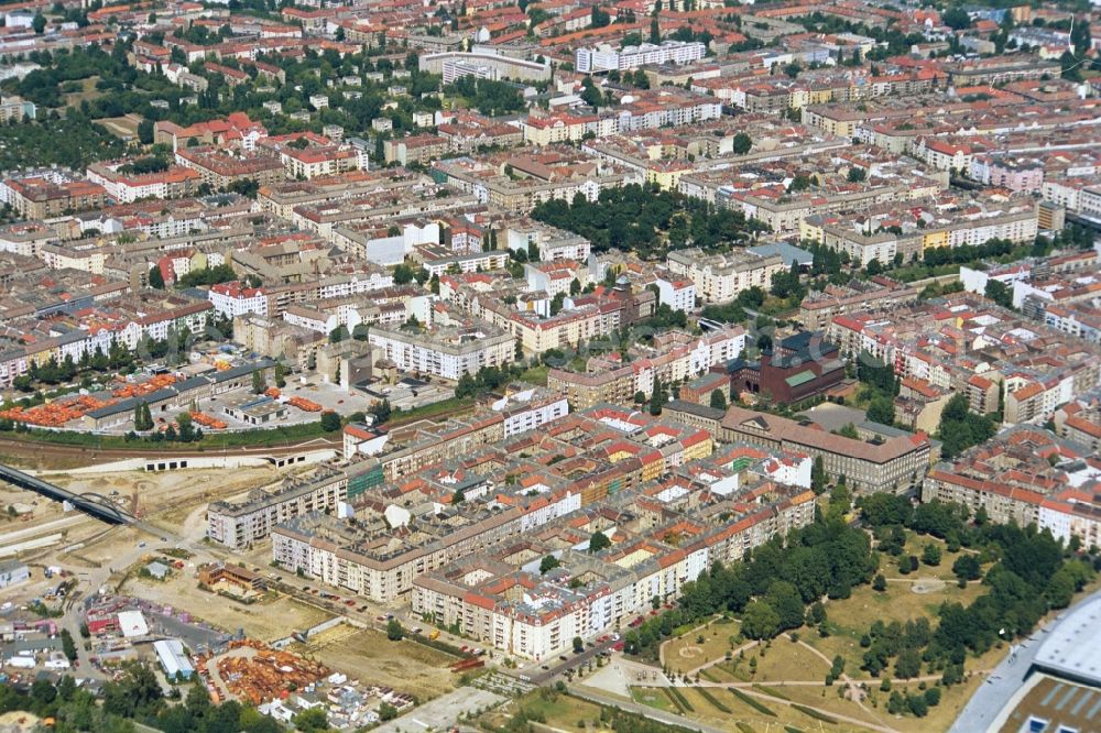 Aerial photograph Berlin - The residential area between Gleimstrasse and Bornholm-Strasse in Berlin-Prenzlauer Berg with its distinctive green areas on Arnimplatz and Falkplatz and the landmarked industrial building of Umpannwerk in the Kopenhagener-Strasse