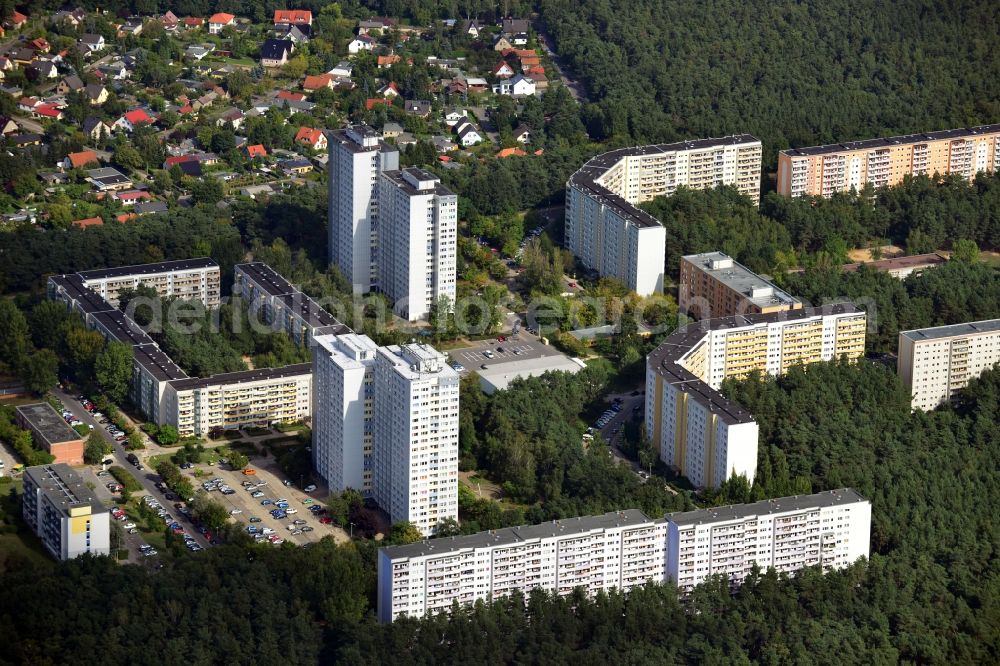 Berlin from the bird's eye view: Residential area with high-rises between Müggelschlößchenweg and Strandschloßweg in the Köpenick district of Berlin. The buildings along the Alfred-Randt- Street are part of the Allendeviertel and surrounded by forest