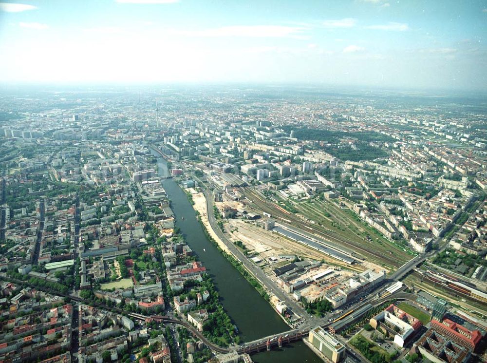 Berlin - Friedrichshain from the bird's eye view: Wohngebiete am Berliner Ostbahnhof - Oberbaumbrücke in Berlin Friedrichshain - Kreuzberg.