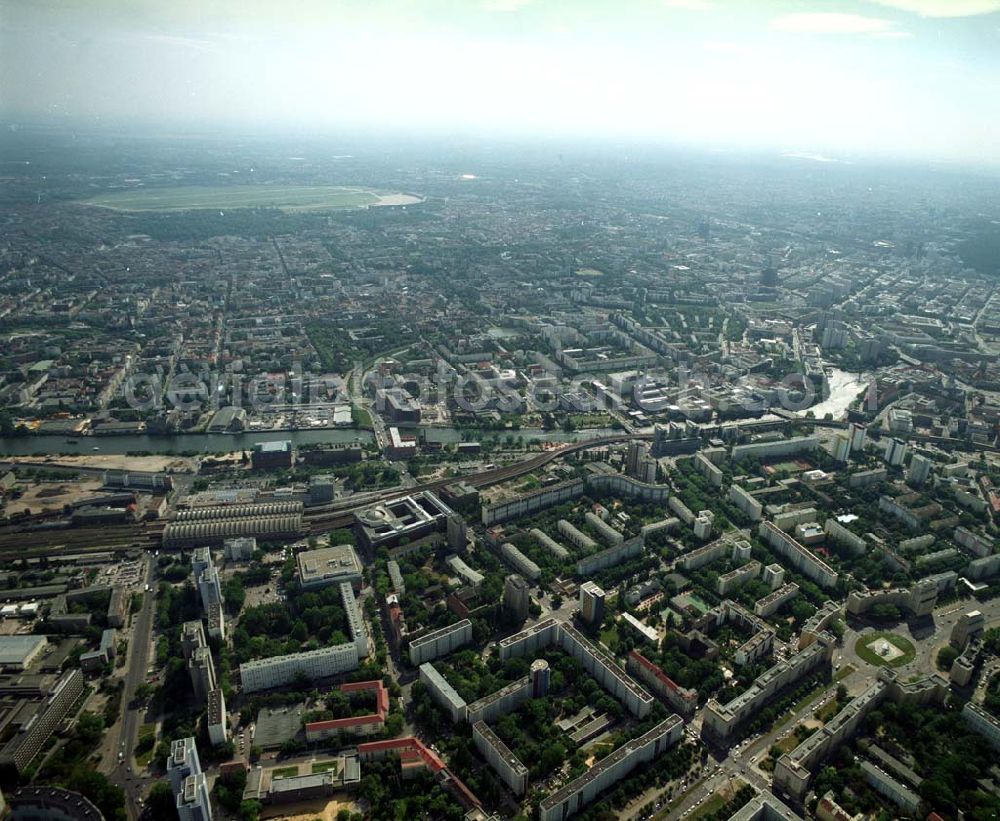 Aerial image Berlin - Friedrichshain - Wohngebiete am Berliner Ostbahnhof - Oberbaumbrücke in Berlin Friedrichshain - Kreuzberg.