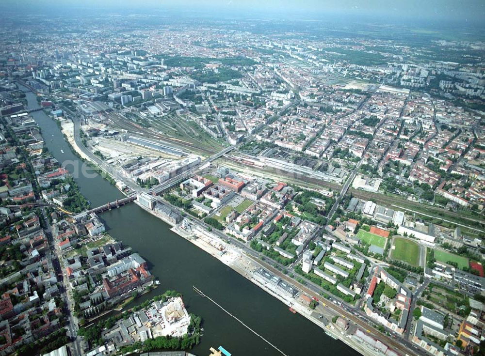 Berlin - Friedrichshain from above - Wohngebiete am Berliner Ostbahnhof - Oberbaumbrücke in Berlin Friedrichshain - Kreuzberg.